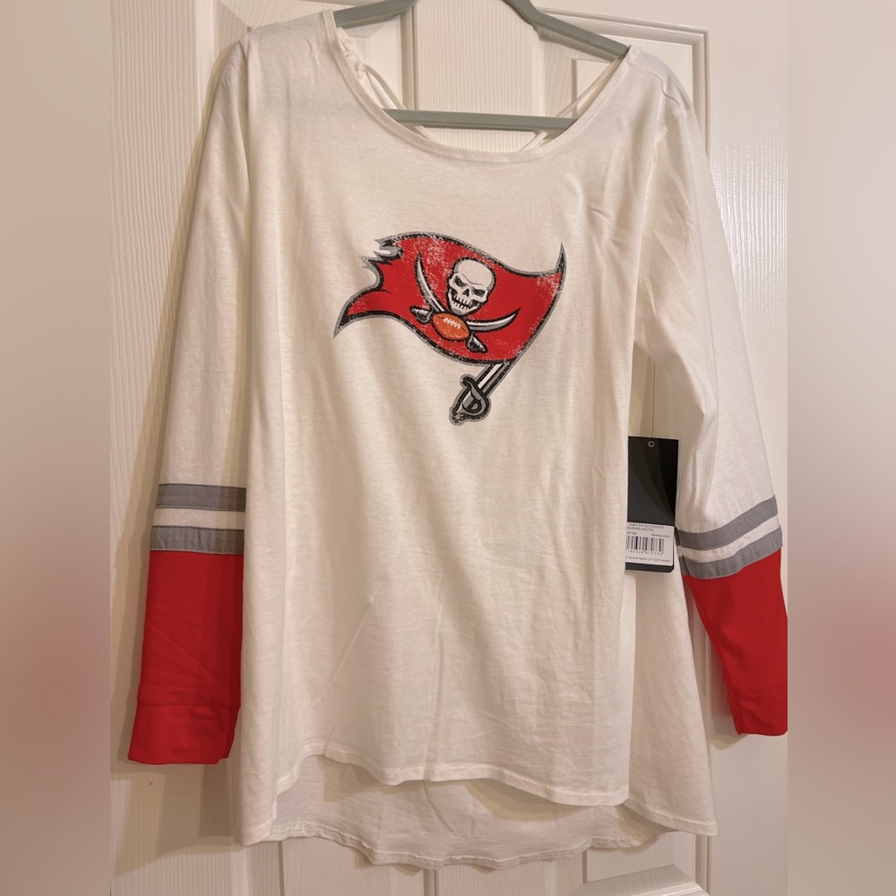 Tampa Bay Buccaneers NWT long sleeve top with cross back detail Size L